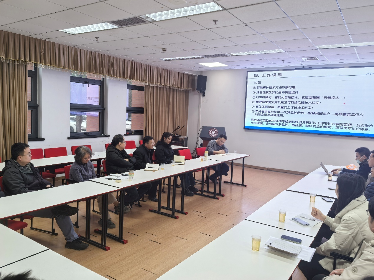 桌子上有许多人在房间里

AI 生成的内容可能不正确。